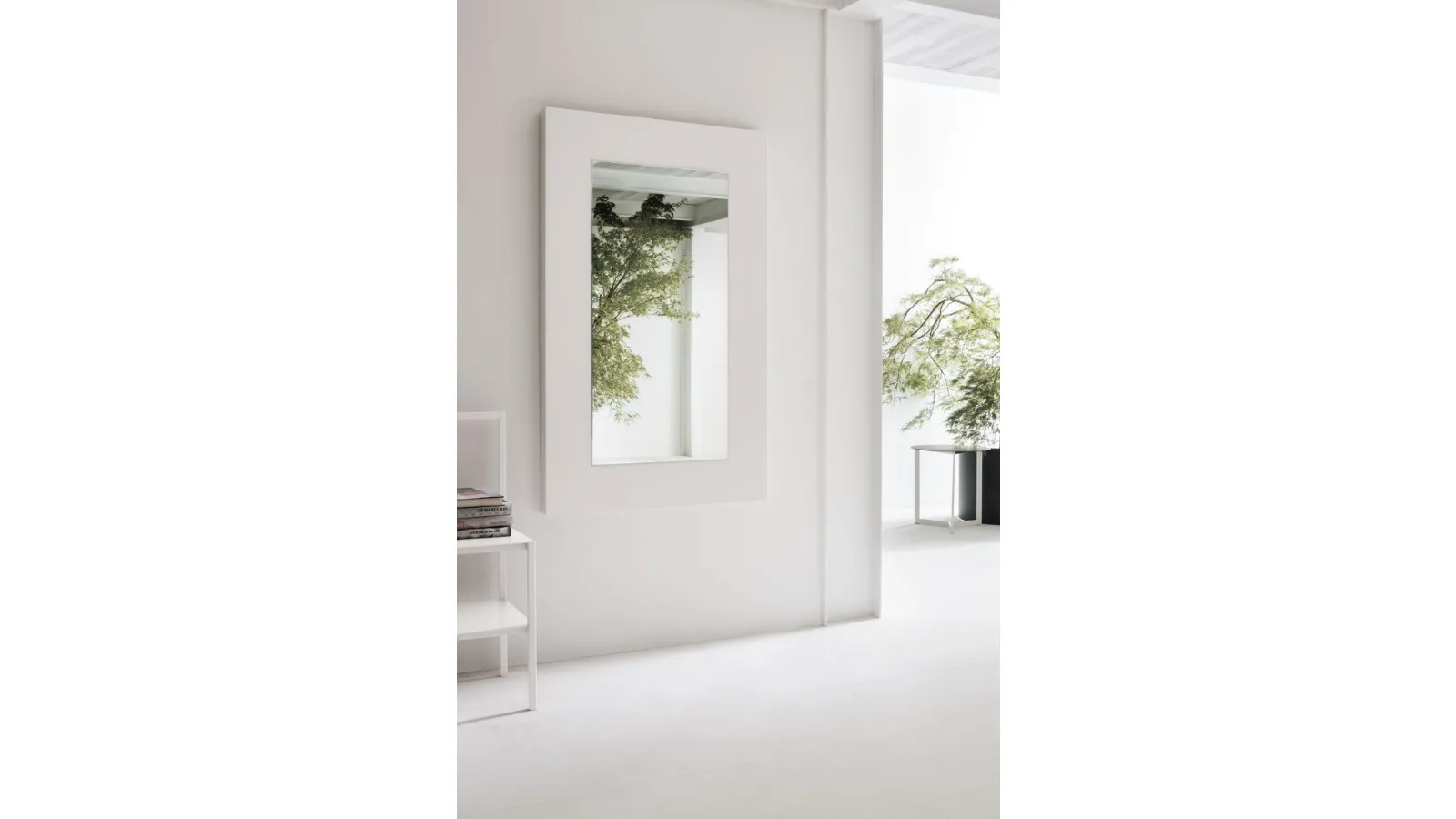 Specchio Dolcevita con cornice in legno laccato poro aperto bianco gesso di Tomasella