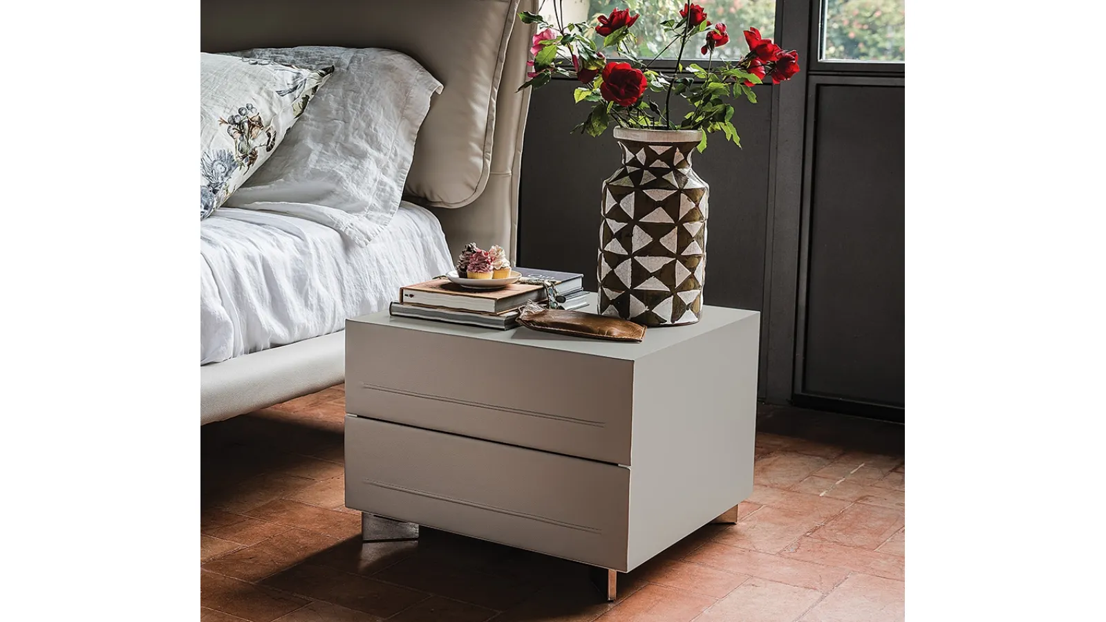 Comodino in legno con cassetti rivestiti in ecopelle Dyno di Cattelan Italia