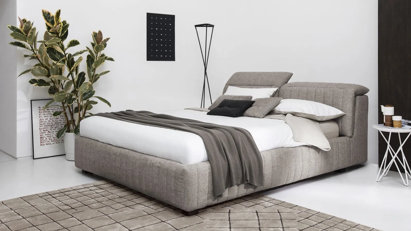 Letto in tessuto imbottito con trapuntatura verticale Portland di Calligaris