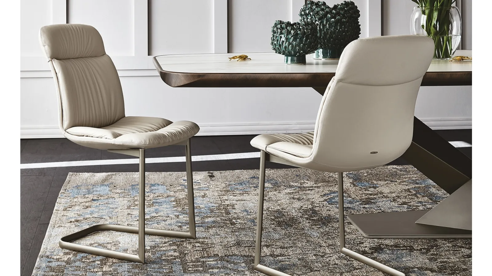 Sedia in pelle con struttura a slitta in acciaio Kelly Cantilever di Cattelan Italia