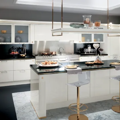 Cucina Classica angolare con isola Baccarat in laccato lucido Bianco di Scavolini