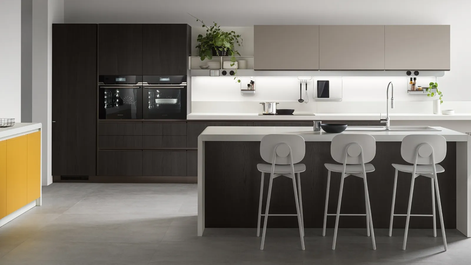 Cucina Moderna Dandy Plus Rovere Carbone e Giallo Senape di Scavolini